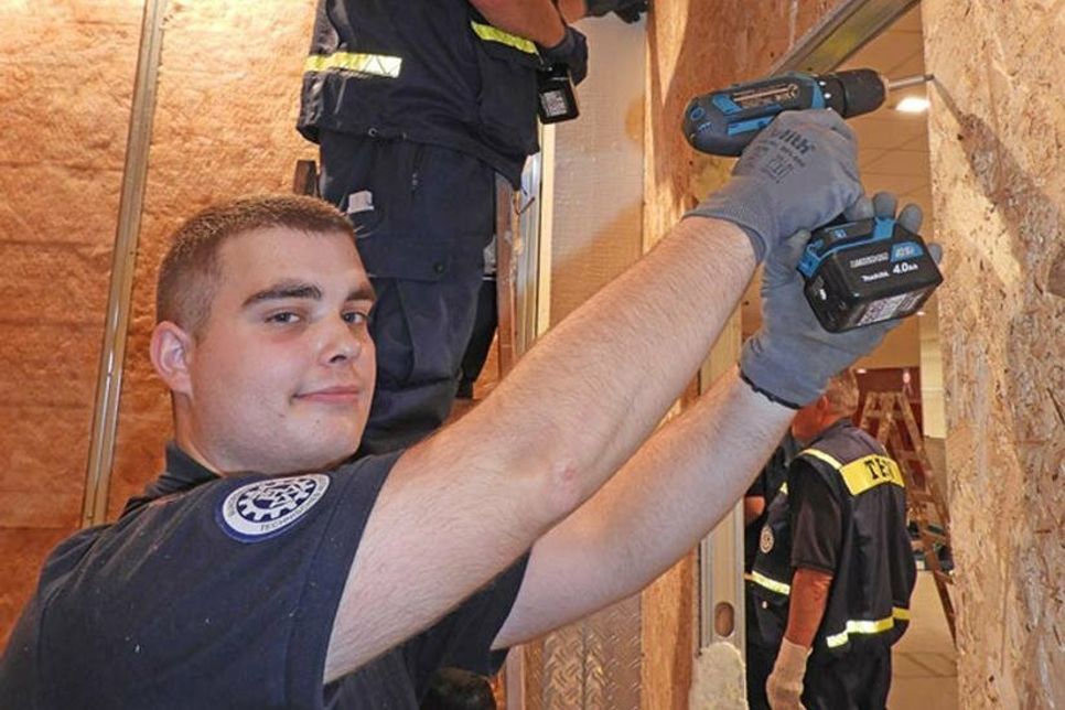 Kameradschaft wird großgeschrieben: Für Justin Brunke und Kay Gippe (hinten) ist das ein Grund für ihr ehrenamtliches Engagement.