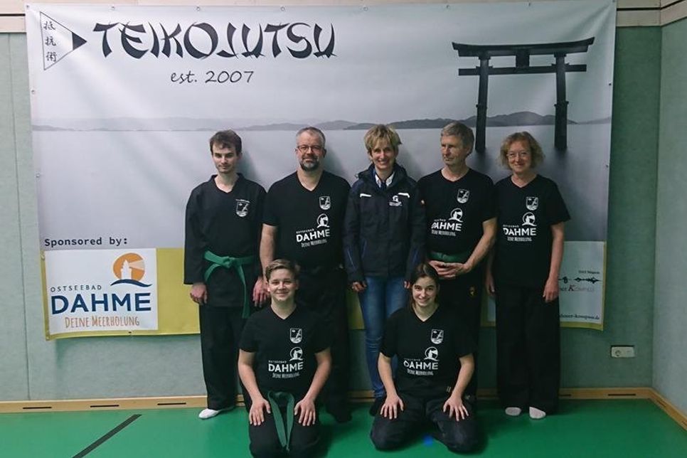 Dahme. Die Teikojutsu-Sparte im TSV Dahme hat vom Tourismus Service 20 neue T-Shirts erhalten. Teikojutsu ist eine Selbstverteidigungssportart, die 2007 gegründet wurde. Sie vereint die effektivsten Elemente verschiedener Kampfkünste (zum Beispiel Ju-Jitsu. Bukido, Judo, Kyusho-Jitsu, Karate oder Tai Chi). Aufgrund dieser Vielfalt ist es möglich, die Techniken an jede Person einzeln anzupassen. (red)