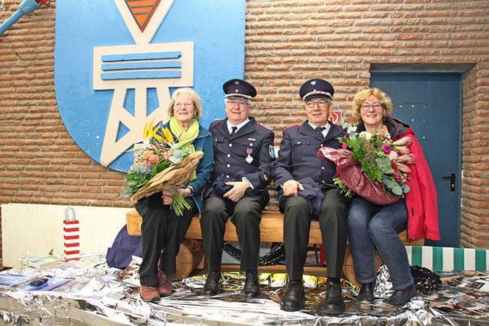 Als Geschenk erhielten Rainer Bargholz und Peter Hoffmann eine Ruhebank mit Widmung, von der aus sie nun nicht nur ihren Kameraden zuschauen können, sondern wo sie auch ihre Liebsten Helga Bargholz und Doris Wilhelm wieder häufiger an ihrer Seite haben können.