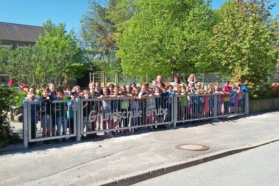 Ein neues Schultor der Grundschule Grube war erforderlich und wurde angefertigt von der Firma Huckfeldt-Metallbau aus Grömitz.