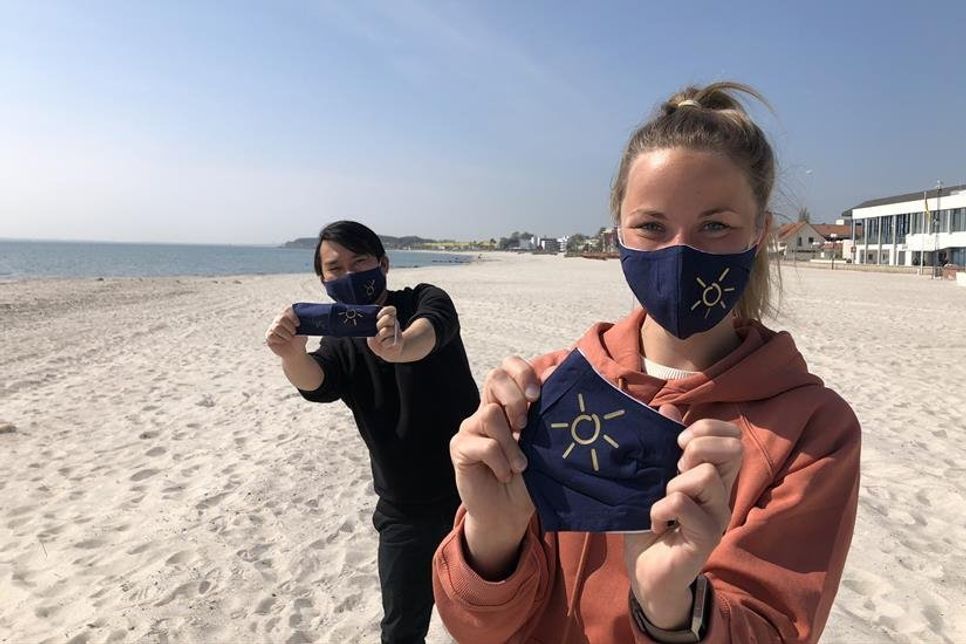 Der Tourismus-Service Grömitz und Benthien Ostseeshirt bringen gemeinsam Grömitz-Nasen-Mund-Schutzmasken auf den Markt. Tourismus-Service und Gemeinde versorgen Mitarbeiter mit je zwei kostenfreien Nasen-Mund-Masken.