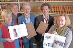 Das Team der Landesbibliothek mit den Herausgebern Gern und Kristof Warda.