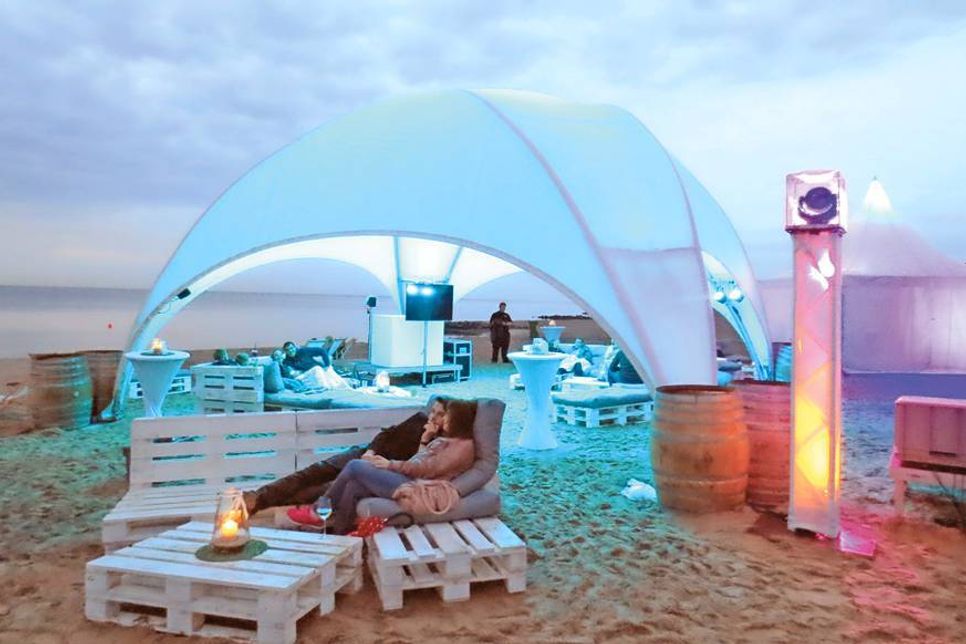 Heiße Getränke und coole Beats am Ostseestrand: Die WinterstrandKlub-Party findet erstmals vom 27. bis 29. Januar in Timmendorfer Strand statt. (Foto: TSNT GmbH)