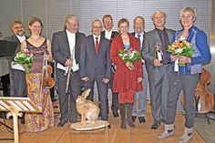 „Gruppenbild mit Hase“ (v.l.): Thomas Goralczyk (Klavier), Juliana Soproni (Violine), Martin Karl-Wagner (Kontrabass), Dr. Martin Lüdiger (Sparkasse Holstein), Klaus Liebetrau (Fagott), Sabine Schindler (Schauspielerin),  Klaus Schöfer (Vorsitzende des Fördervereins),  Armin Diedrichsen (Schauspieler),  Dr. Susanne Luber (Landesbibliothek Eutin).