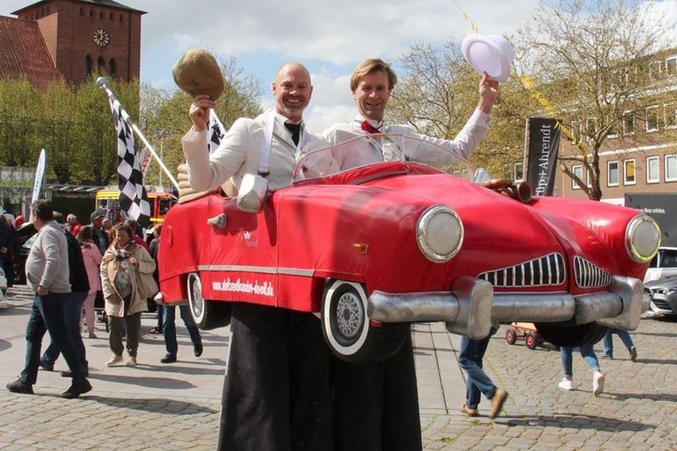 Die beiden charmanten Fahrer dieses Cabriolets drehten aufsehenerregende Runden auf der Automeile.
