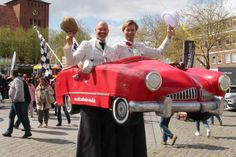 Die beiden charmanten Fahrer dieses Cabriolets drehten aufsehenerregende Runden auf der Automeile.