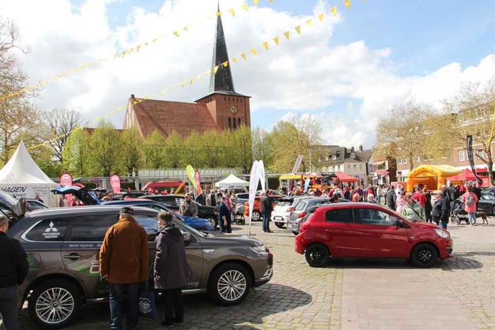 Jede Menge Autos, Besucher und Sonne bei der Automeile auf dem Marktplatz.