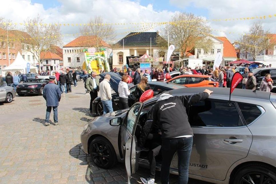 Die Besucher konnten sich bei den Autohäusern umfassend informieren und Probefahrten vereinbaren.