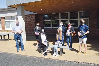 Passend zum Anlass erfolgte die Maskenübergabe bei herrlichstem Sonnenschein:?Schulleiter Karsten Lemke (v.l.), Stockelsdorf Bürgermeisterin Julia Samtleben,  Dagmar Wichelmann vom Schulelternbeirat mit Tochter Anisa aus der Schülervertretung, Sebastian und Magdalena Baj sowie Schülervertreter David Schemainda.