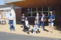 Passend zum Anlass erfolgte die Maskenübergabe bei herrlichstem Sonnenschein:?Schulleiter Karsten Lemke (v.l.), Stockelsdorf Bürgermeisterin Julia Samtleben,  Dagmar Wichelmann vom Schulelternbeirat mit Tochter Anisa aus der Schülervertretung, Sebastian und Magdalena Baj sowie Schülervertreter David Schemainda.