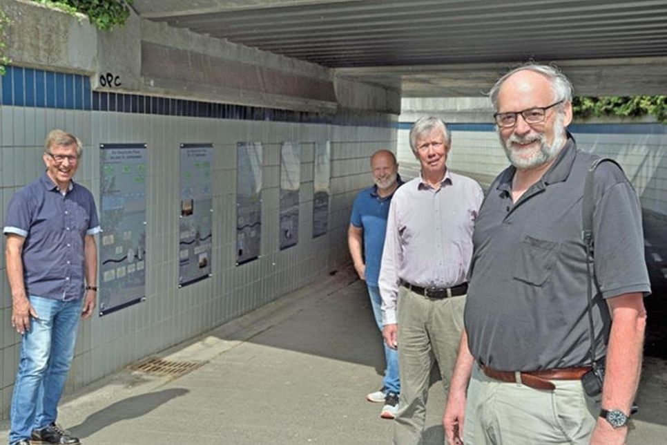 Die Mitglieder der ISP Wolf-Günter Klingelhöller (v. r.), Hermann Wessel, Olaf Hansen und der Vereinsvorsitzende Raimund Paugstadt präsentieren die neuen Bildtafeln für die Unterführung am Bahnhof.