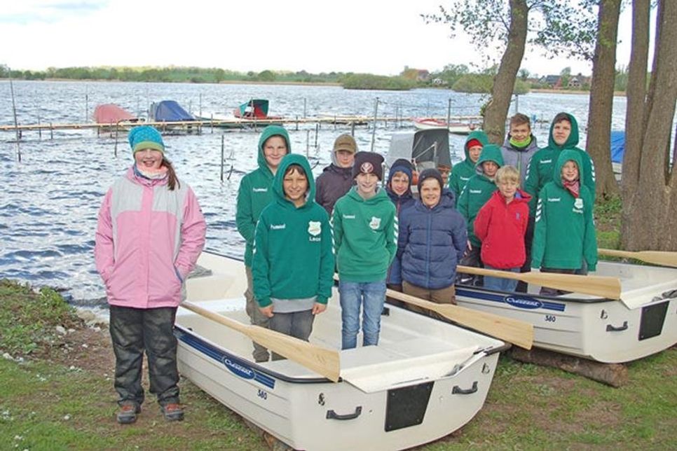 Strahlende Gesichter bei der Jugendriege des Angelvereins Schlesen. Zwei neue Jugendboote konnten sie dank zahlreicher Spenden in Besitz nehmen.