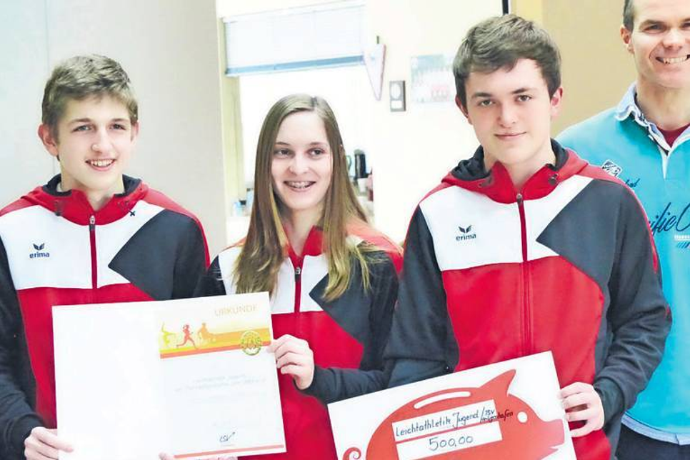 Philip Blankenburg, Sophie Lawrenz und Philipp Meier mit Urkunde und Scheck