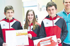 Philip Blankenburg, Sophie Lawrenz und Philipp Meier mit Urkunde und Scheck