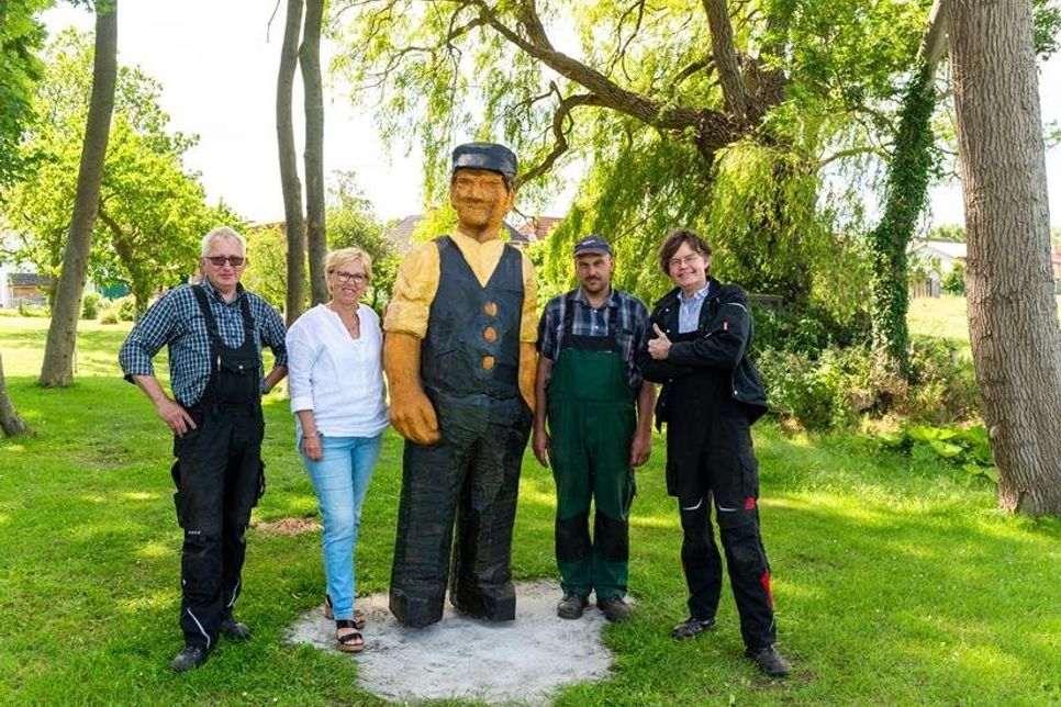 Wie der „Reisende“ und „der Fischer“ ist auch die dritte Skulptur aus einem massiven Eichenstamm gefertigt.