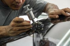 Ob eine Scheibenreparatur möglich ist, wissen die Fachleute im Kfz-Meisterbetrieb. Foto: ©Panitan/fotolia.com