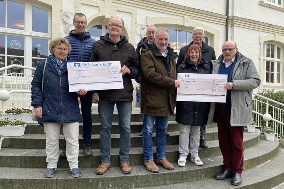 Mechthild Piechulla, Henning Reimann (Kinderschutzbund OH), Dr. Martin Struve, Matthias Benkstein (Lions Club), Gabriela Nellies, Olf Leder (Tafel Neustadt), Peter Danzeglocke und Bernd Arnold (Lions Club) (v. lks.).