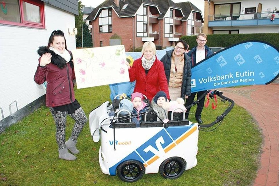 Große Freude in der Scharbeutzer Kita, die einen elektronischen Kinderbus im Wert von über 5.500 Euro erhalten hat.