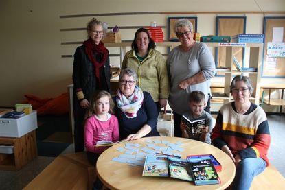 Würden sich über Zuwachs freuen: Schulleiterin Doris Cwiertnia-Jürs, Lehrerin Isabel Gasmi sowie die Lesementorinnen Ingeborg Zich-Mikkat, Regina Nellissen und Manuela Kassebaum (oben v. lks.).
