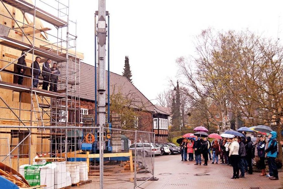 Zahlreiche Gäste hatten sich zum Richtfest vor dem neuen Anbau eingefunden.