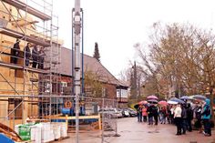 Zahlreiche Gäste hatten sich zum Richtfest vor dem neuen Anbau eingefunden.
