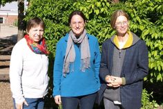 Die Schulleiterin Doris Jürs (re.) und die Schulverbandsvorsteherin Angela Hüttmann begrüßen die neu eingestellte Erzieherin Nadine Ritter (Mitte). Sie hat die OGS-Leitung und Schulsozialarbeiterin an der Friedrich-Hiller-Schule übernommen.