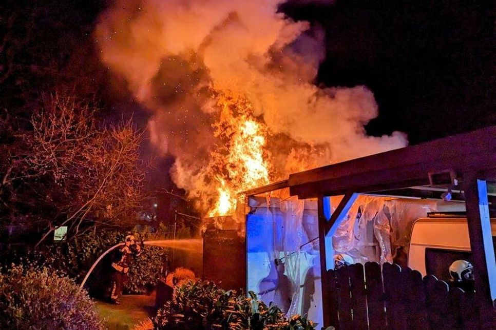 Schon weit vor Eintreffen am Einsatzort war der Feuerschein für die anrückenden Feuerwehren sichtbar.