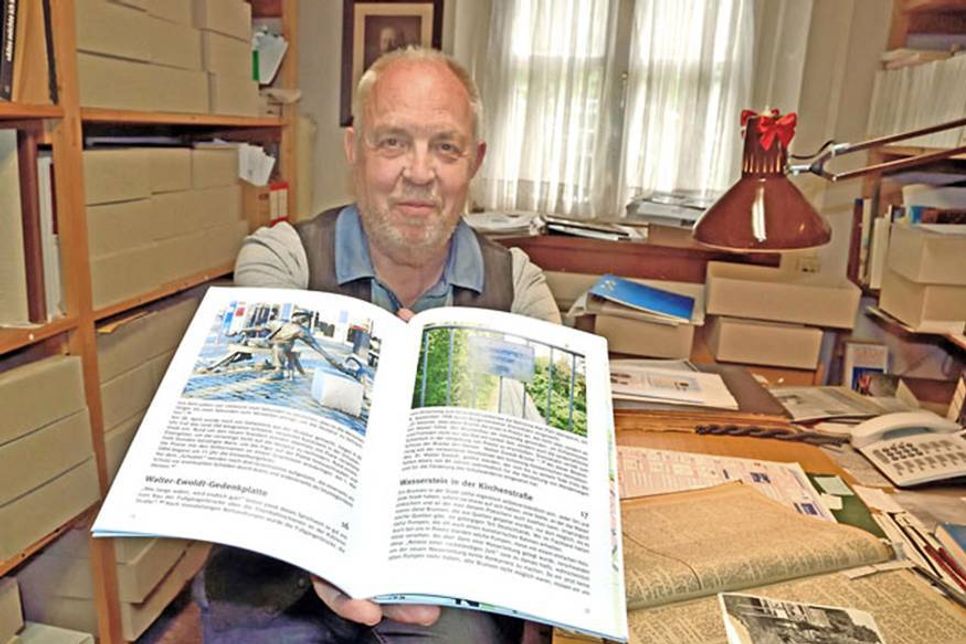 Im Stadtarchiv hat Historiker Peter Pauselius zahlreiches Hintergrundwissen über die Preetzer Denkmäler gesammelt und verarbeitet.  Foto: Schneider