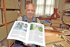 Im Stadtarchiv hat Historiker Peter Pauselius zahlreiches Hintergrundwissen über die Preetzer Denkmäler gesammelt und verarbeitet.  Foto: Schneider