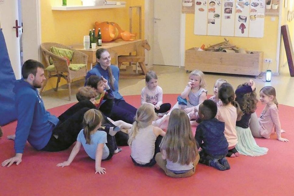 Bei der Abschlussrunde stellen die Kinder fest, dass eigentlich alles Spaß gemacht hat, aber auch ganz schön anstrengend war – trotzdem darf es nächste Woche gern weitergehen. Am liebsten mit FeuerWasserEis.