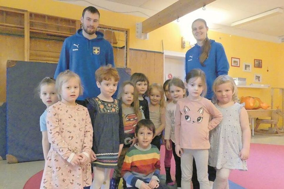 Alle auf einer Matte, das ist eine echte Teamleistung. Sogar für Jessica und Guéric machen die Kinder der AWO KiTa Anny Trapp noch Platz. Die beiden besuchen zweimal in der Woche die KiTa und machen mit den Kindern eine Stunde lang coole Bewegungsspiele – und die machen richtig viel Spaß. Lesen Sie mehr zu Eutin 08 bewegt Eutin auf Seite 3!