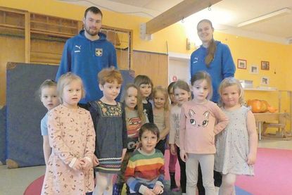 Alle auf einer Matte, das ist eine echte Teamleistung. Sogar für Jessica und Guéric machen die Kinder der AWO KiTa Anny Trapp noch Platz. Die beiden besuchen zweimal in der Woche die KiTa und machen mit den Kindern eine Stunde lang coole Bewegungsspiele – und die machen richtig viel Spaß. Lesen Sie mehr zu Eutin 08 bewegt Eutin auf Seite 3!