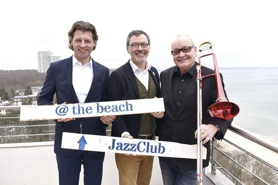 SHMF-Intendant Christian Kuhnt (Mitte) und der künstlerische Leiter Nils Landgren freuen sich mit Timmendorfer Strands Bürgermeister Robert Wagner (links) auf die Stars von JazzBaltica in Timmendorfer Strand. (Foto: René Kleinschmidt)