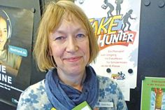 Kinder- und Jugendbibliothekarin Daniela Braun bietet Klassen den Workshop „Fake Hunter“ an.