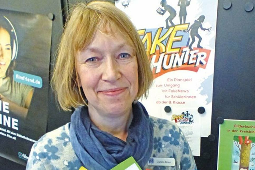 Kinder- und Jugendbibliothekarin Daniela Braun bietet Klassen den Workshop „Fake Hunter“ an.
