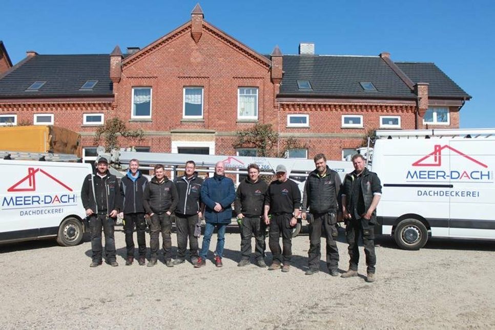 Das Team um Geschäftsführer Thomas Friedrich (Mi.) ist spezialisiert auf Dachdeckerei, Reparaturen aller Art und weitere Anliegen rund ums Dach.