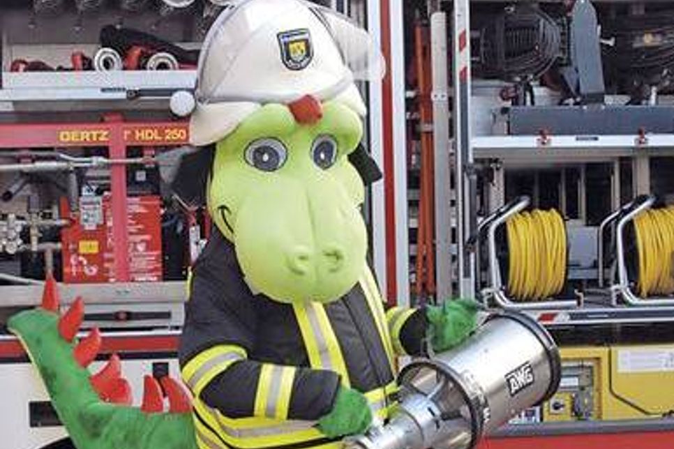 Flori Feuer, das Maskottchen der Feuerwehr Ratekau, hofft auf viele Unterstützer, die für die Ratekauer Wehr per Klick stimmen.