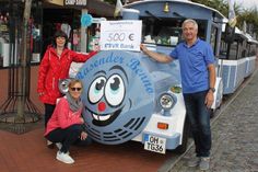 Heidi Menorca, 1. Vorsitzende der Lübeck-Hilfe für krebskranke Kinder, mit Angela und Thomas Gröschke (v. lks.).
