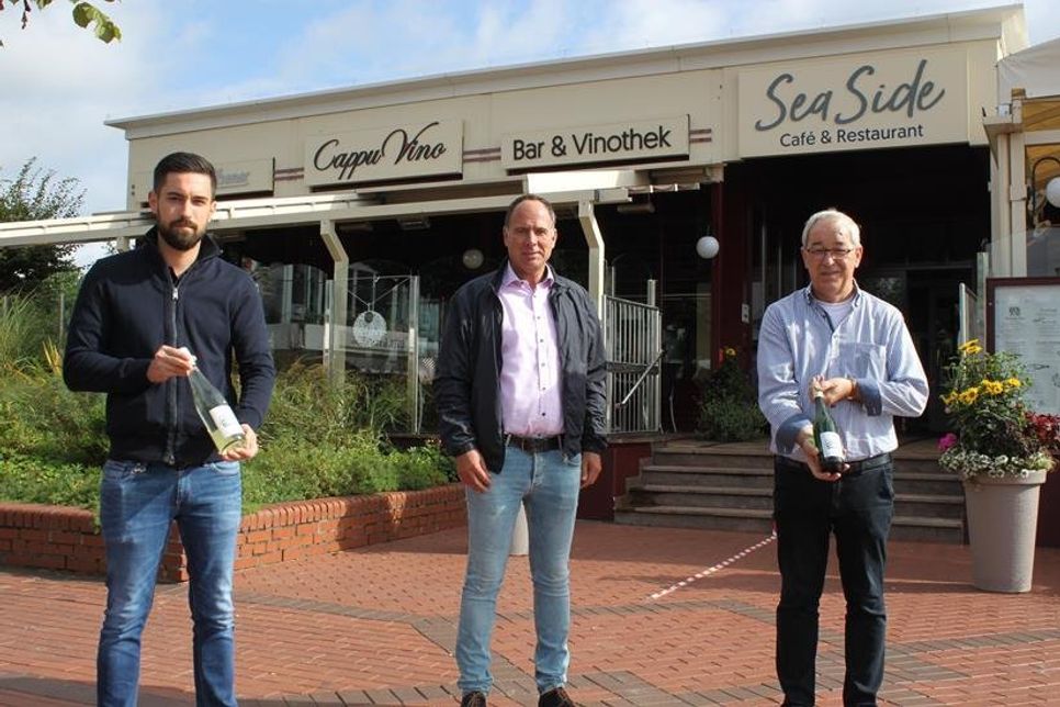 René Heinrich (lks.) und Vater Stephan Heinrich (re.), Geschäftsführer des SeaSide/CappuVino, mit Mike Enke.
