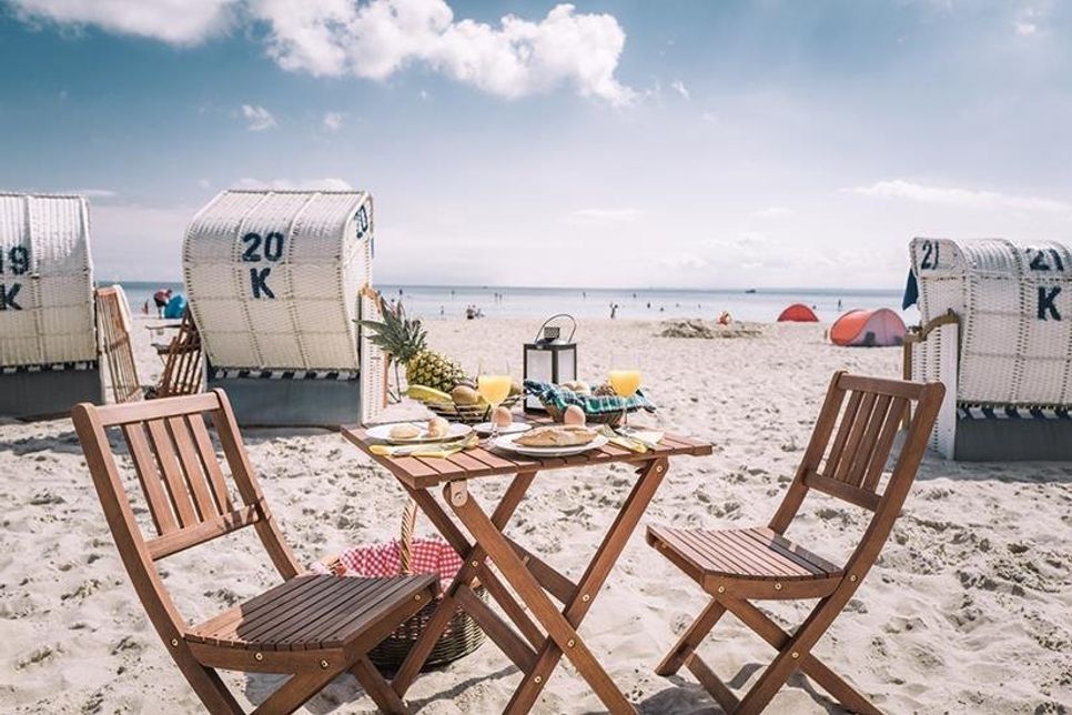 Beim Ostsee-Strandfrühstück in Grömitz genießt man den perfekten Start in den Tag mit frischer Seeluft und dem Wellenschlag im Ohr.