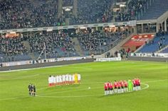 Das Spiel begann mit einer Schweigeminute.