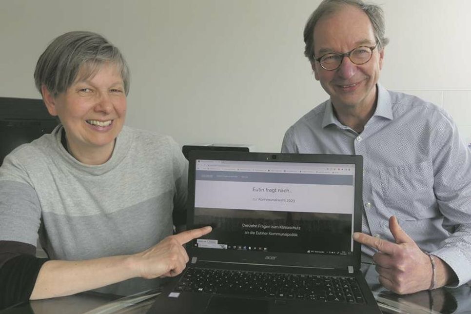Susanne Bechert und Tilo Hegenberg von der Initiative Eutin fragt nach…stellt die Website vor, auf der die Antworten der Eutiner Parteien auf 13 Fragen verzeichnet sind, die sich am kommenden Sonntag zur Wahl stellen.
