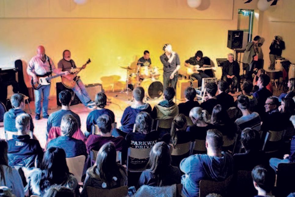 Adam Baumol (Schlagzeug), John Lisi (Lead Gitarre), Jason Ricci und Marc Breitfelder (beide Harmonika) geben alles beim „jammen“ und haben sichtlich Spaß.