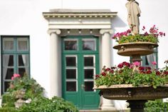 Lensahn. Wer ganz besonders geschmackvoll heiraten möchte, kann sich das Ja-Wort ab sofort auf dem Gut Petersdorf geben. Das Herrenhaus im klassizistischen Stil öffnet seine Türen für den schönsten Tag im Leben. Der rote Salon, im Empire Stil aus dem 19. Jahrhundert, lässt Hochzeitsträume wahr werden. Die wunderschöne Auffahrt und der bezaubernde Park geben gleichzeitig die richtige Kulisse für Hochzeitsfotos. Weitere Informationen erhalten Interessierte auf dem Standesamt Lensahn unter Tel. 04363/50824. (red)