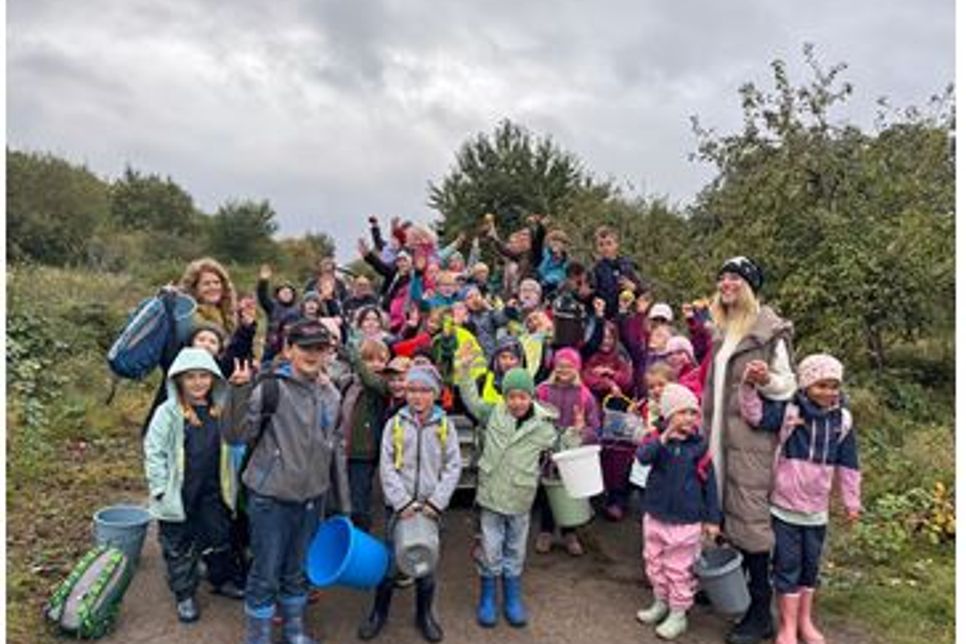 Apfelsaftverkauf des Fördervereins.