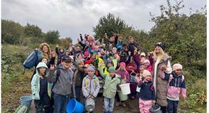 Apfelsaftverkauf des Fördervereins.