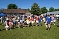 Die traditionelle Mittanzrunde sorgte bei Kindern und Erwachsenen gleichermaßen für beste Stimmung.
