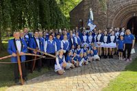 Die Mitglieder des Karnevalvereins Bi-Wa Altenkrempe versammelten sich vor der Kirche zum gemeinsamen Gruppenfoto.