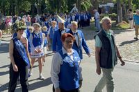 Bei bestem Sommerwetter setzte sich der Festumzug in Bewegung. Vorneweg Vorjahreskönigin Sarah Schmidt, Bi-Wa-Vorsitzende Sina Bünning und Bürgermeister Peter Zink (v. lks.), gefolgt von zahlreichen Gästen, Fahnenabordnungen und Vereinsmitgliedern.