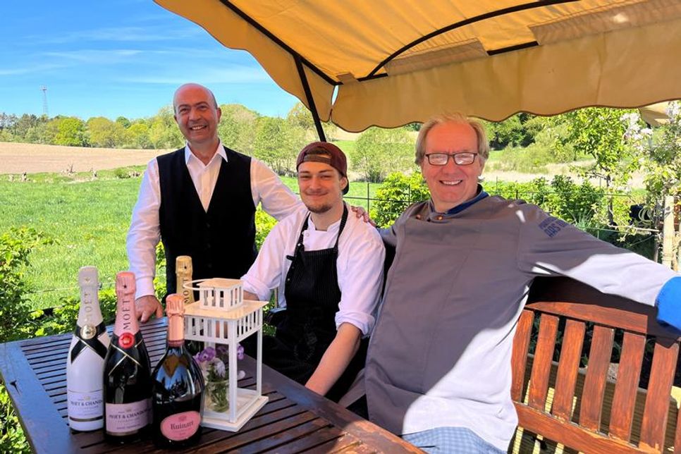 Freuen sich auf die Gourmet-Abende zum Jubiläum: Inhaber und Küchenchef Frank Berger (re.) mit Ali Abbasse aus dem Service (lks.) und dem Auszubildenen Luca Jankowski.